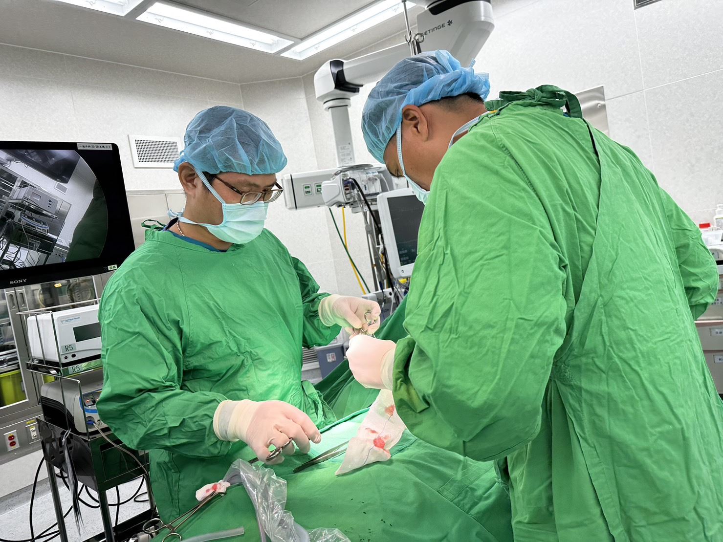 一般外科手術陸續進行中~腹腔鏡闌尾切除(圖片)