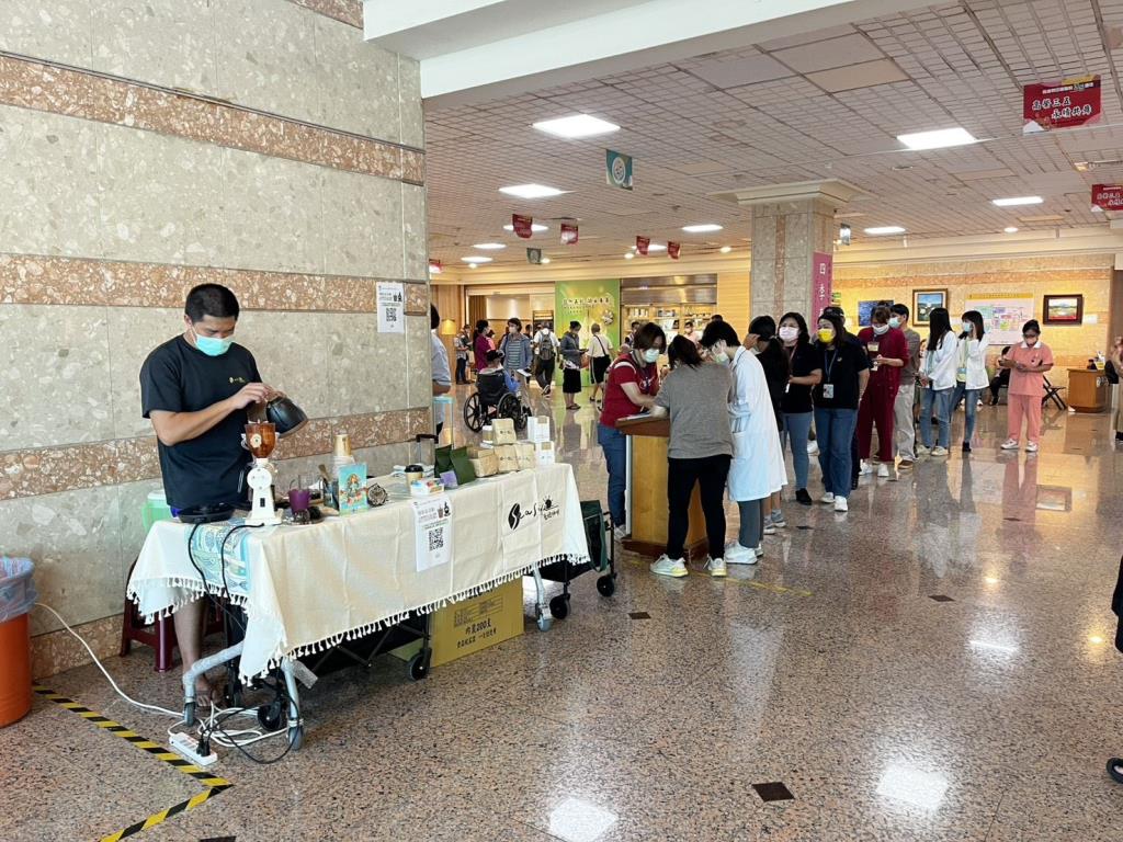 員工排隊領取飲品